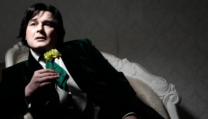 Gerard Logan as Oscar Wilde in Wilde Without The Boy Copy Copy e1599753725108