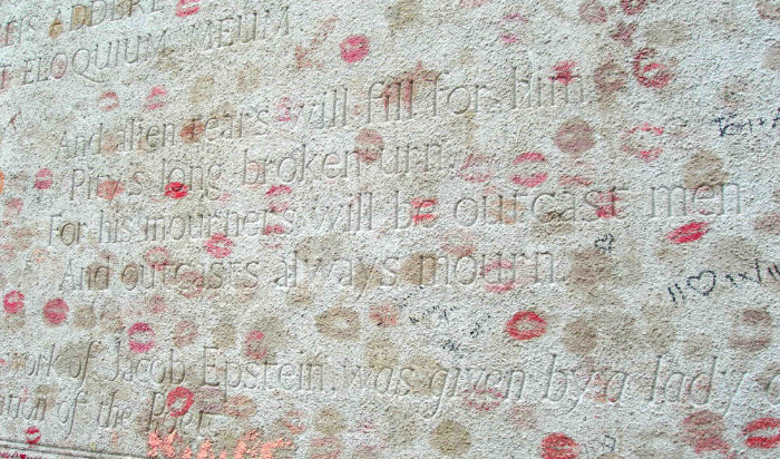 Verse on Back Tomb of Oscar Wilde